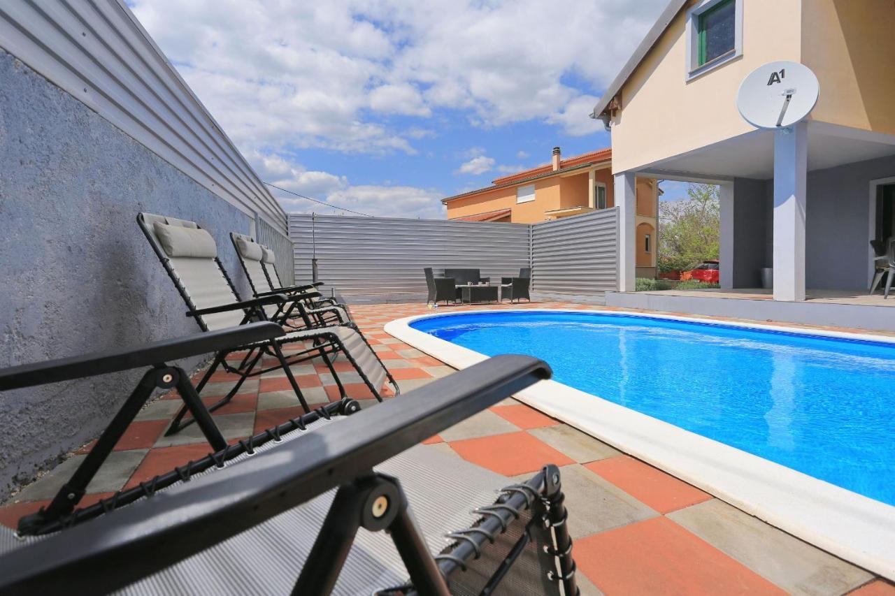 Holiday Home Lucija Sveti Filip i Jakov Bagian luar foto