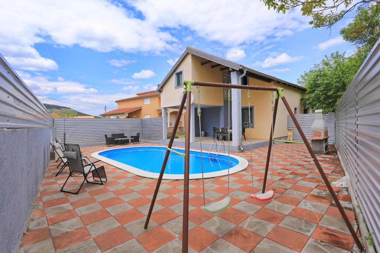 Holiday Home Lucija Sveti Filip i Jakov Bagian luar foto
